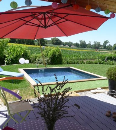 Petite piscine enterrée carrée